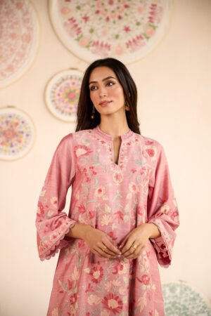 Pink Raw Silk Aari Embroidered Kurta Set With Straight Pants & Organza Scalloped Dupatta