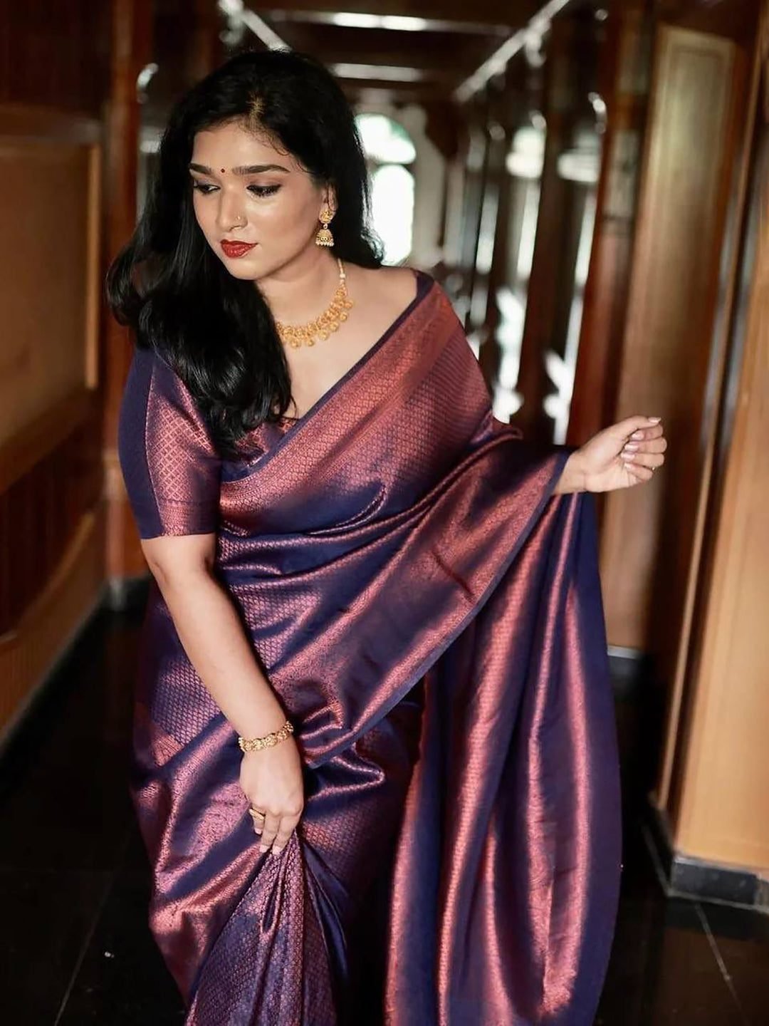 Women'S Silk Blend Navy Blue Woven Design Designer Saree With Blouse Piece